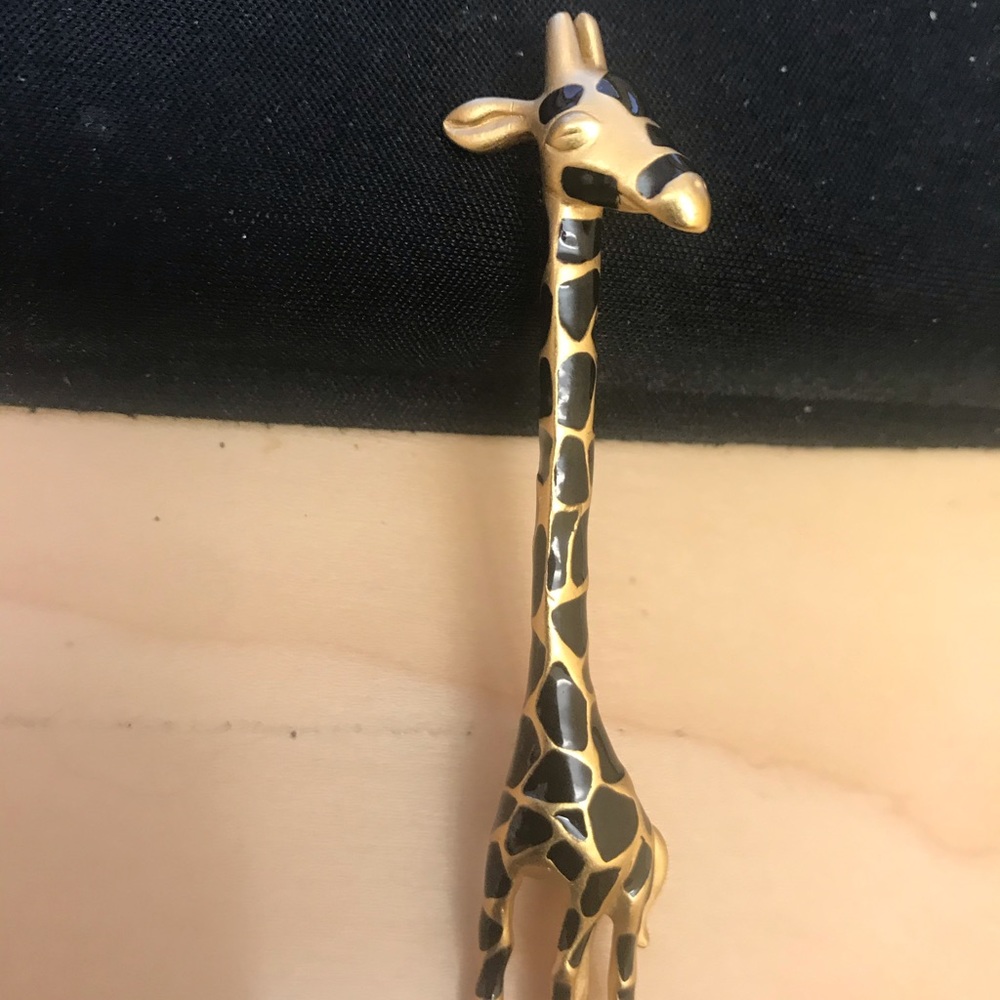 Giraffe pin